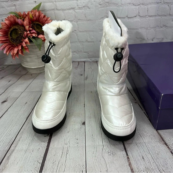 Madden Girl Icicle Women's Puffer Ankle Boots white sz 8.5 snow rain outdoor - Picture 2 of 7